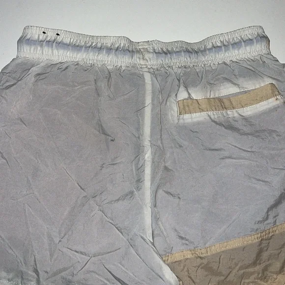 Nike Women’s Icon Clash Shorts in Tan, size Small - Picture 12 of 13